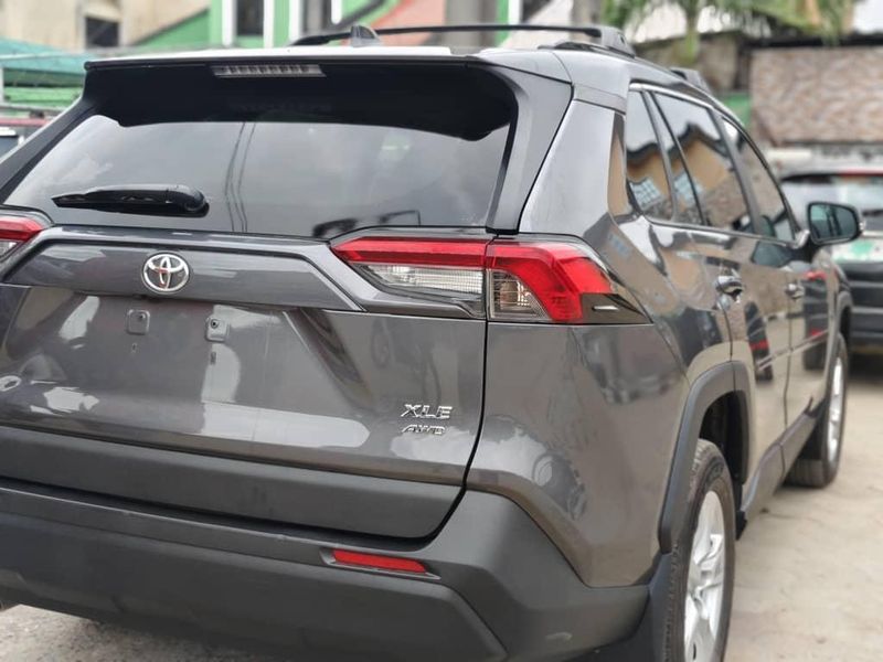 Thumbnail 5 of 2019 TOYOTA RAV4 XLE